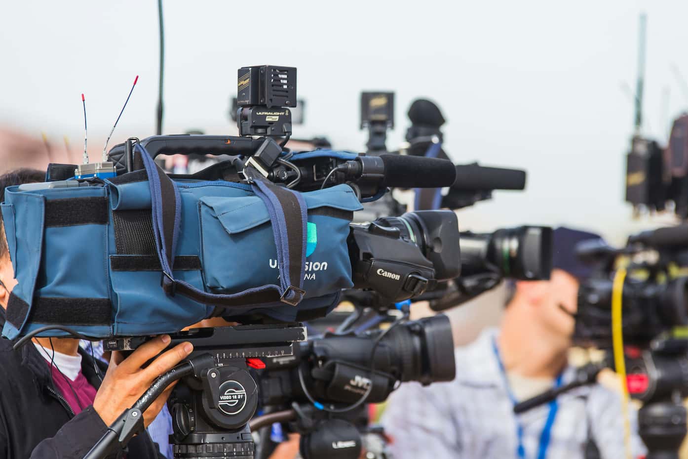 camera professionnelle tenue par un cameraman lors d'un reportage