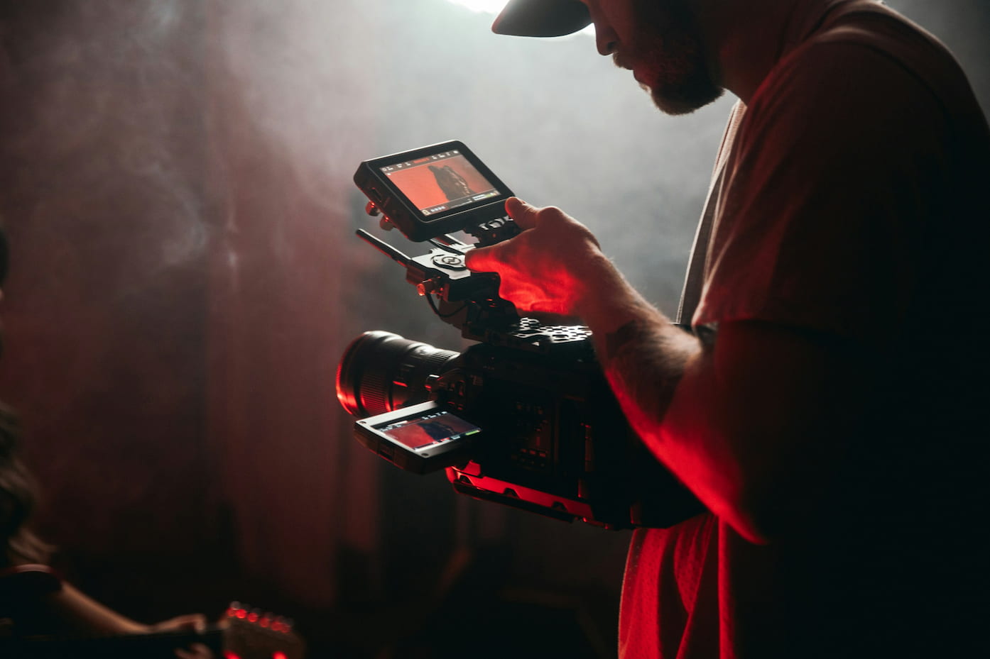 Cameraman qui regarde ses rush sur sa camera